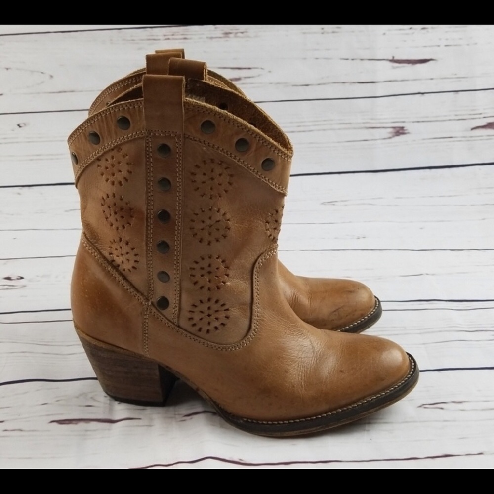 Dingo Tan shorty western cowgirl boots.